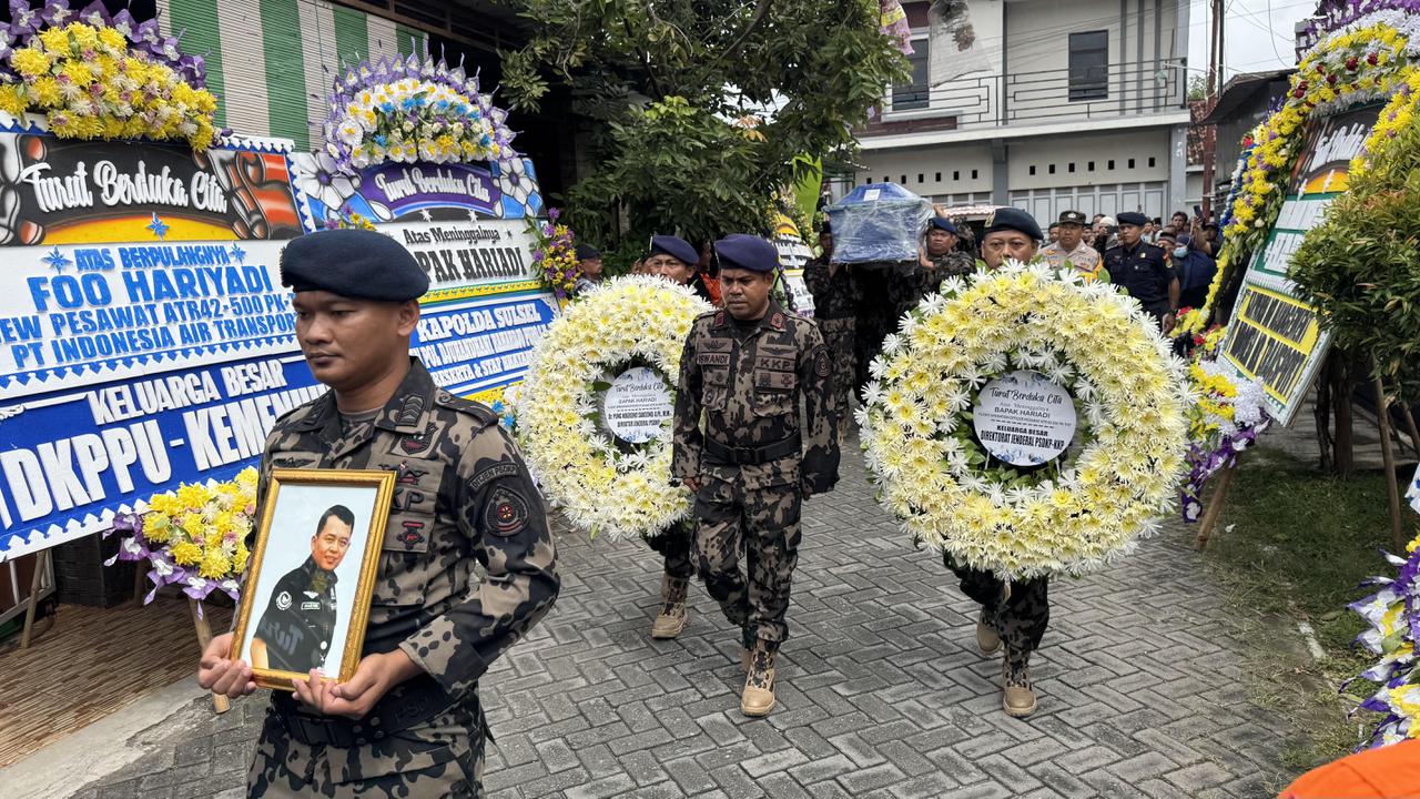 Suasana rumah duka kru pesawat ATR yang meninggal dunia dalam kecelakaan, keluarga dan pelayat larut dalam kesedihan
