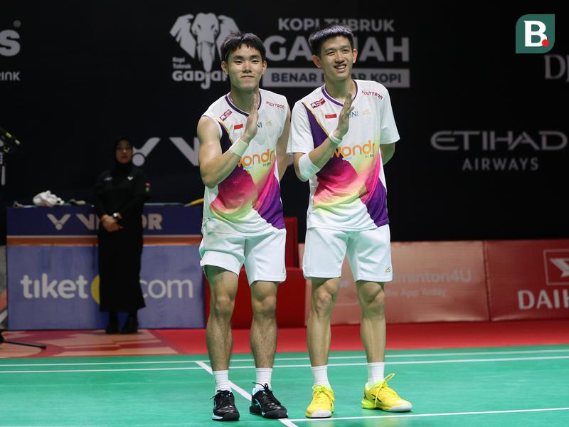 Raymond Indra dan Nikolaus Joaquin diserbu suporter usai pertandingan