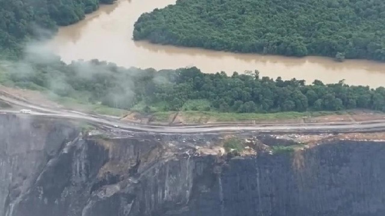 Lubang tambang batu bara di Berau yang berada dekat aliran Sungai Kelay