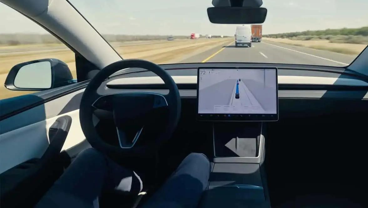 Interior Tesla Model Y dengan sistem bantuan mengemudi