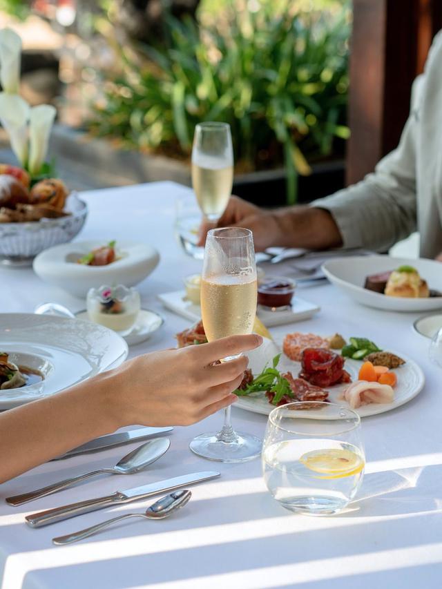 wisata kuliner Nusa Dua Bali dengan restoran mewah dan pemandangan laut