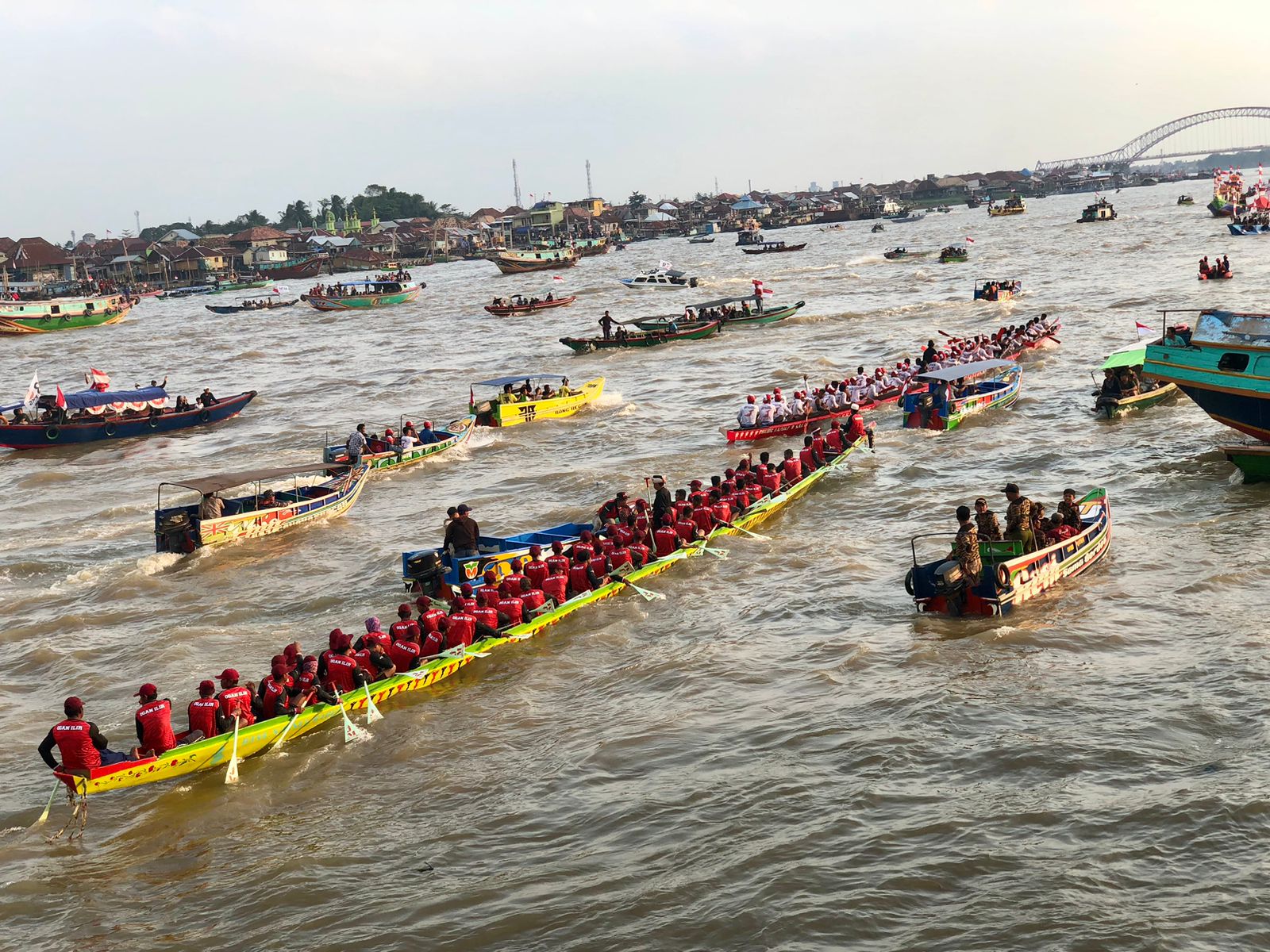 Perlombaan perahu bidar di Sungai Musi yang menampilkan pendayung tradisional dari Palembang