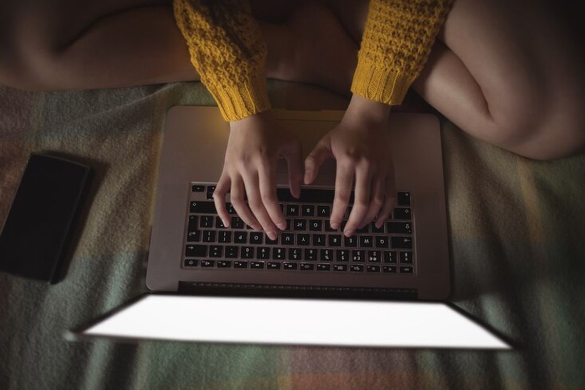 Ilustrasi korban love scamming yang mengalami tekanan emosional dan kerugian finansial