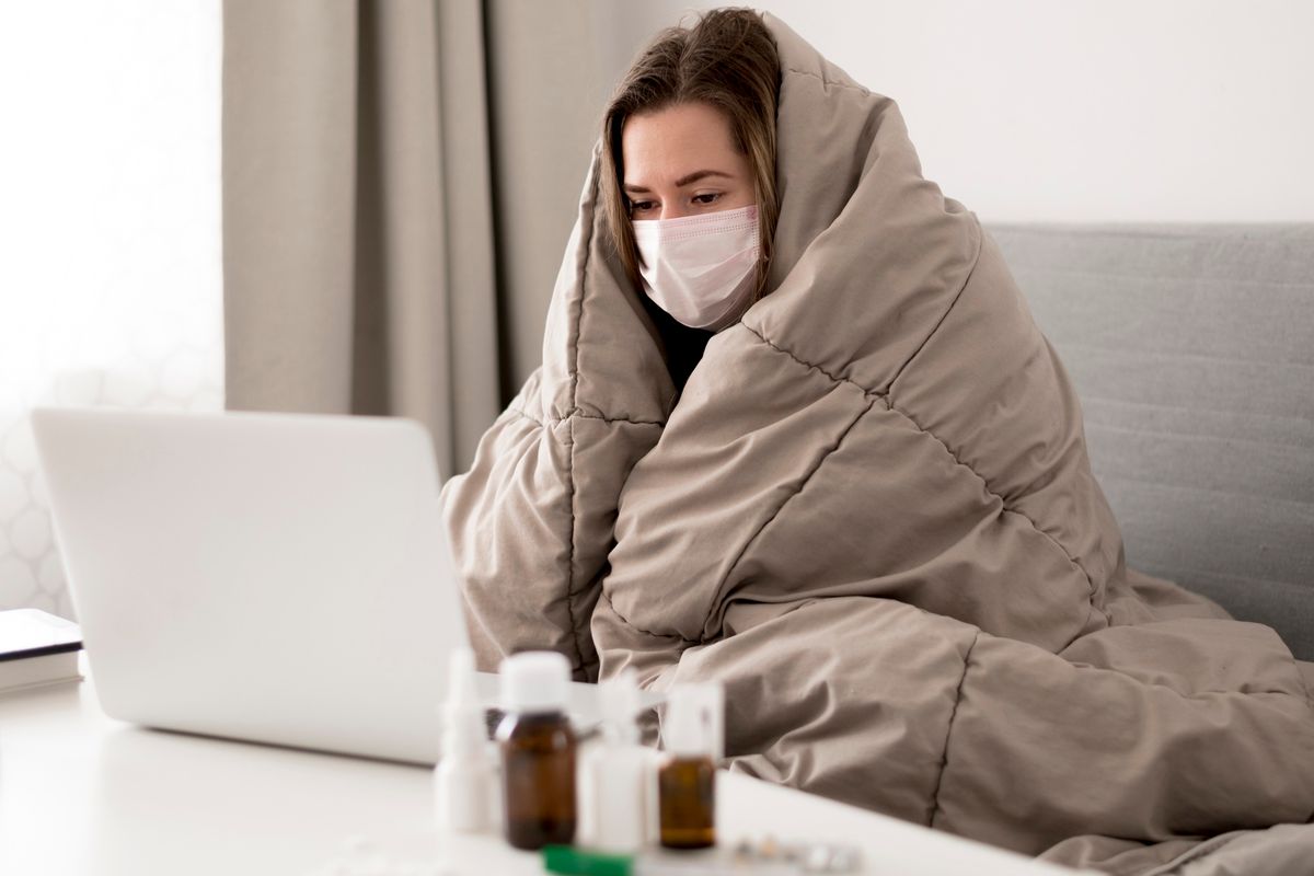 Ilustrasi virus influenza tipe A H3N2 subclade K yang menyerang sistem pernapasan manusia