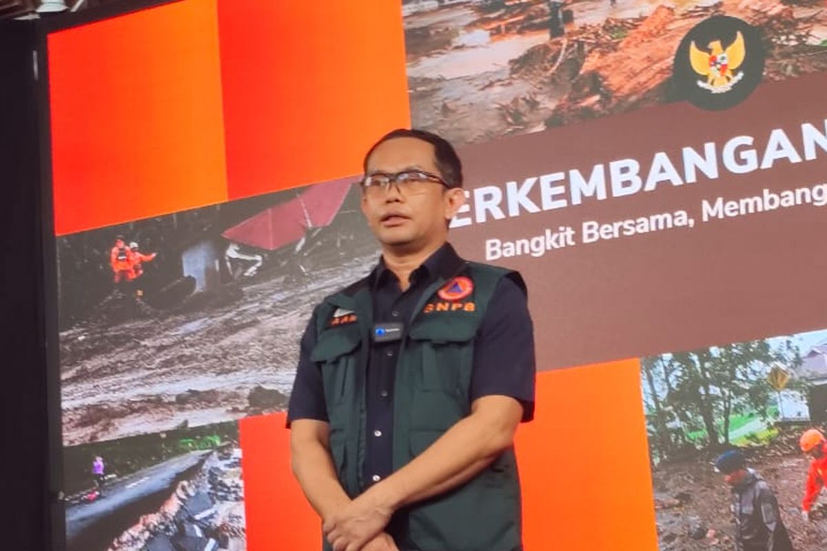 Petugas memperbaiki jalan nasional di Aceh pascabencana untuk mempercepat mobilitas warga