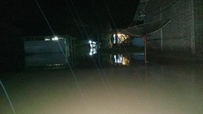 Luapan Sungai Cilemer menyebabkan banjir di Kecamatan Patia Kabupaten Pandeglang