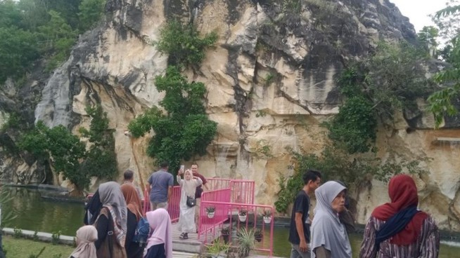 Panorama sawah luas terlihat dari atas Bukit Jatayu Klaten
