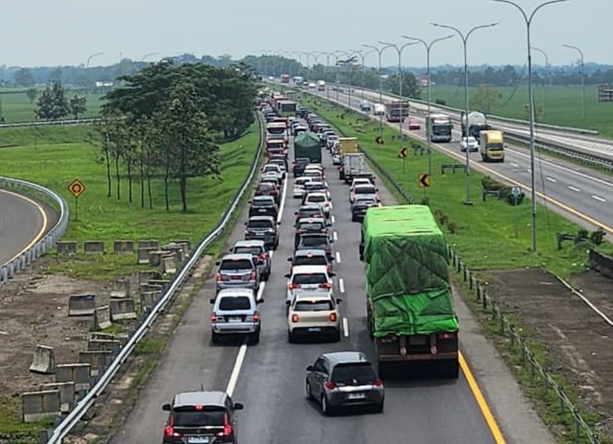 Perbaikan Jalan Bikin Tol Cipali KM 158 Arah Cirebon Macet