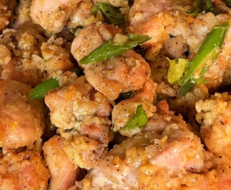 Lemon Butter Garlic Chicken dengan ayam krispi dan saus lemon butter