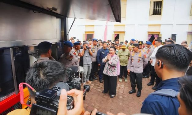 Kapolri dan Ketua Komisi IV Salurkan 16 Truk Bantuan di Tapteng