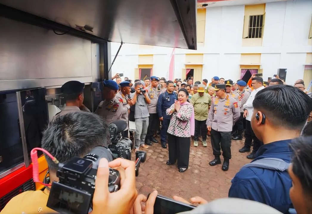 Kapolri dan Ketua Komisi IV menyalurkan bantuan bencana di Tapanuli Tengah