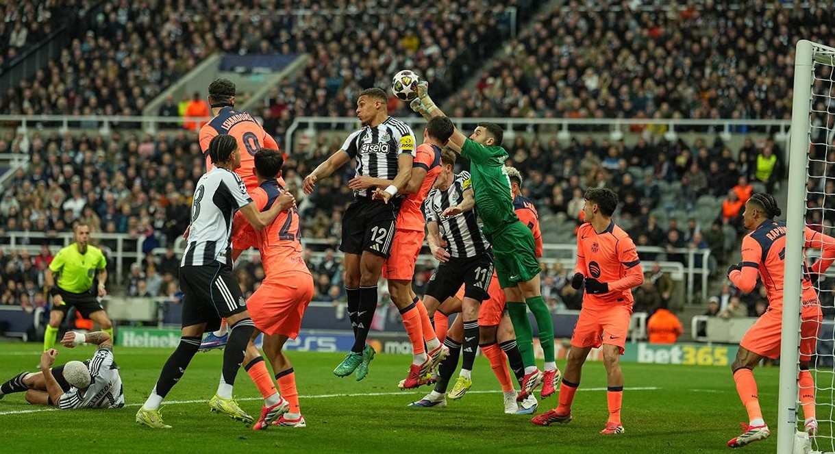 Kiper Joan Garcia meninju bola untuk menjauhkannya dari gawang dalam laga leg pertama babak 16 besar Liga Champions antara Newcastle vs Barcelona di St James Park, 11 Maret 2026.