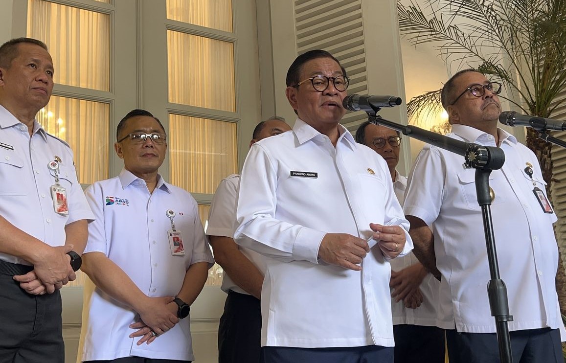 Truk DLH Jakarta di dekat Kali Pesanggrahan