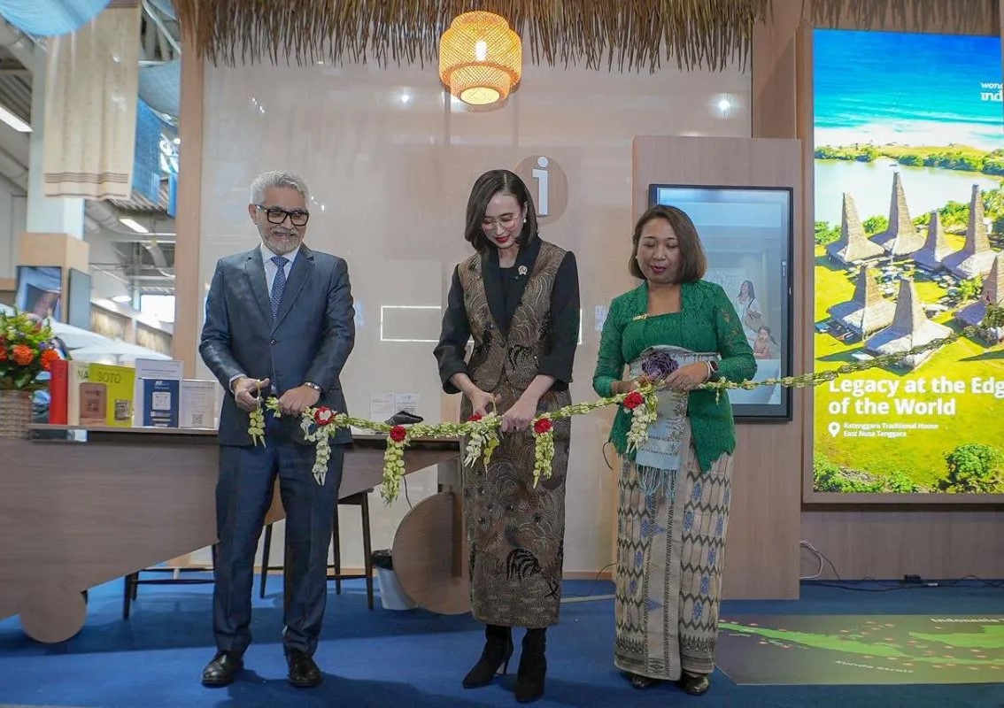 Menteri Pariwisata Widiyanti Putri Wardhana (tengah) saat membuka Paviliun Indonesia di Berlin Expo Center, Messe Berlin, Selasa (3/3/2026)