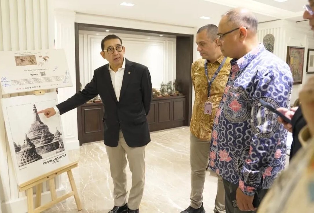 Menteri Kebudayaan Fadli Zon berdialog dengan tim restorasi dari Survei Arkeologi India (ASI) di kantor Kementerian Kebudayaan di Senayan, Jakarta.
