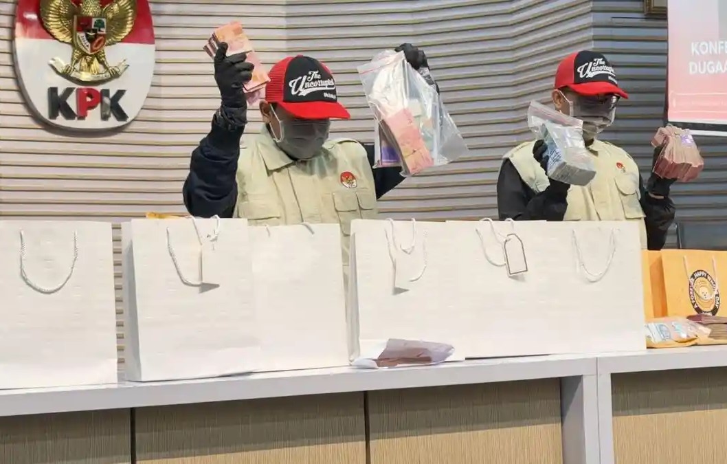 Goodie bag berisi uang hasil OTT Bupati Cilacap