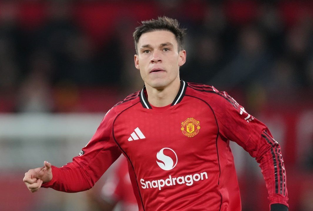 Manuel Ugarte saat bermain untuk Manchester United di tengah kontroversi transfernya.