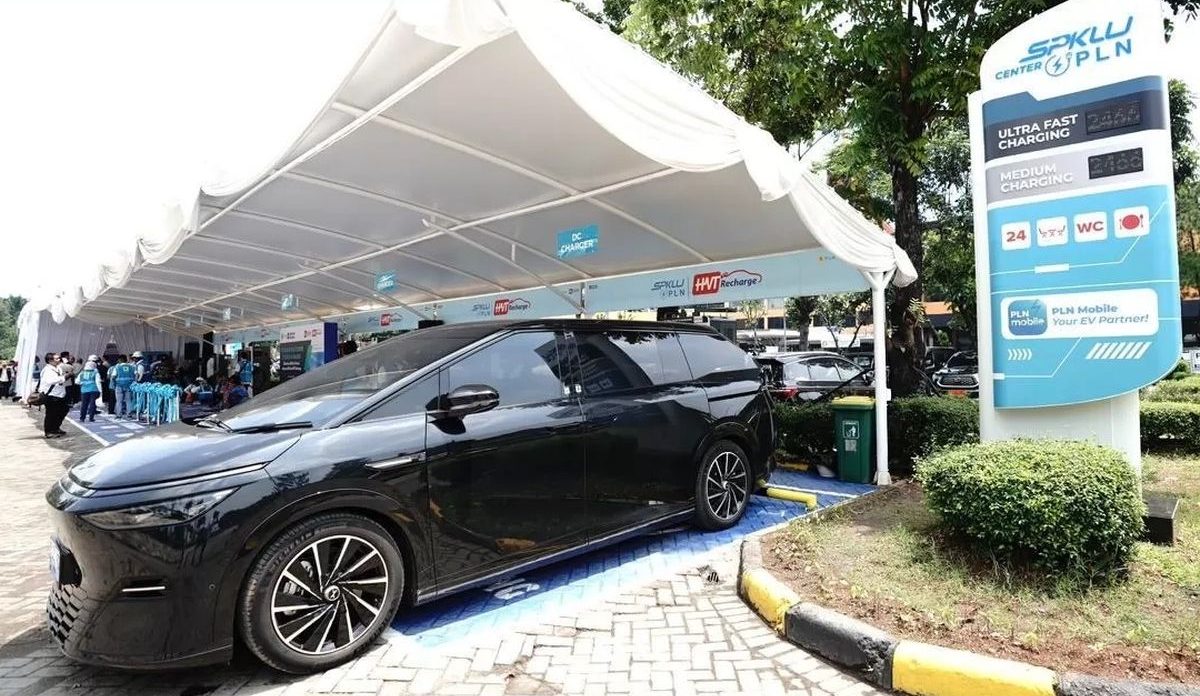 SPKLU di Jakarta dengan aktivitas pengisian kendaraan listrik