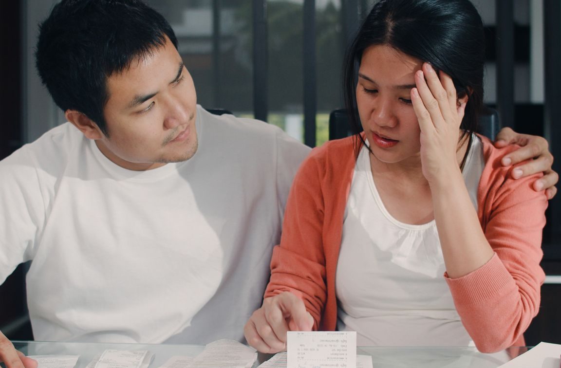 Pasangan mengelola keuangan bersama dengan diskusi terbuka