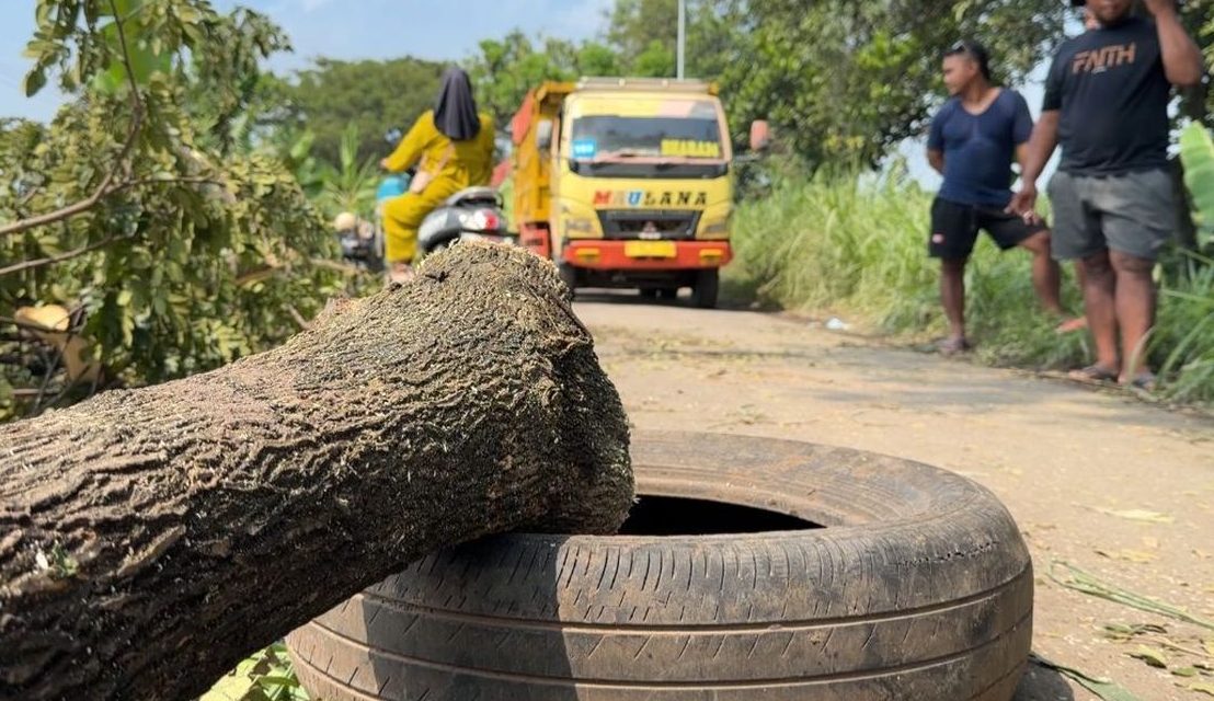 Warga Pasuruan Tutup Jalan, Protes Dampak Aktivitas Tambang