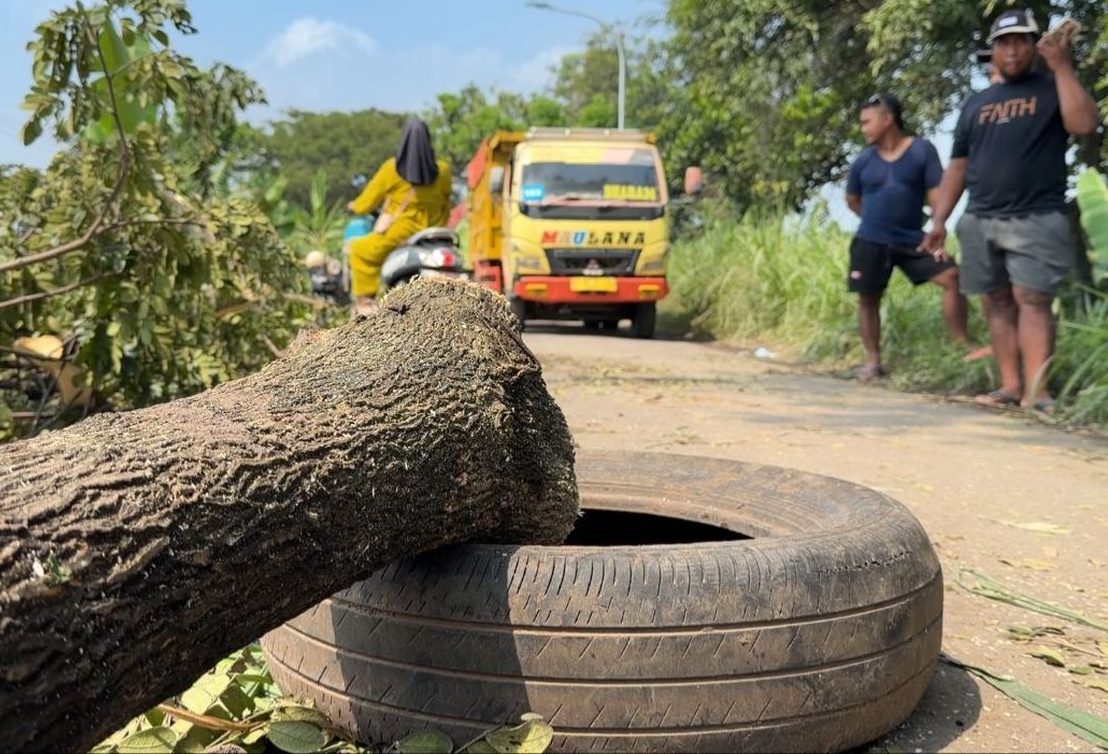 Warga Pasuruan memblokade jalan akibat aktivitas tambang
