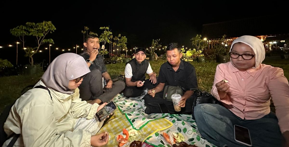 Pemandangan senja di Agro Wisata Tamansuruh dengan latar pegunungan