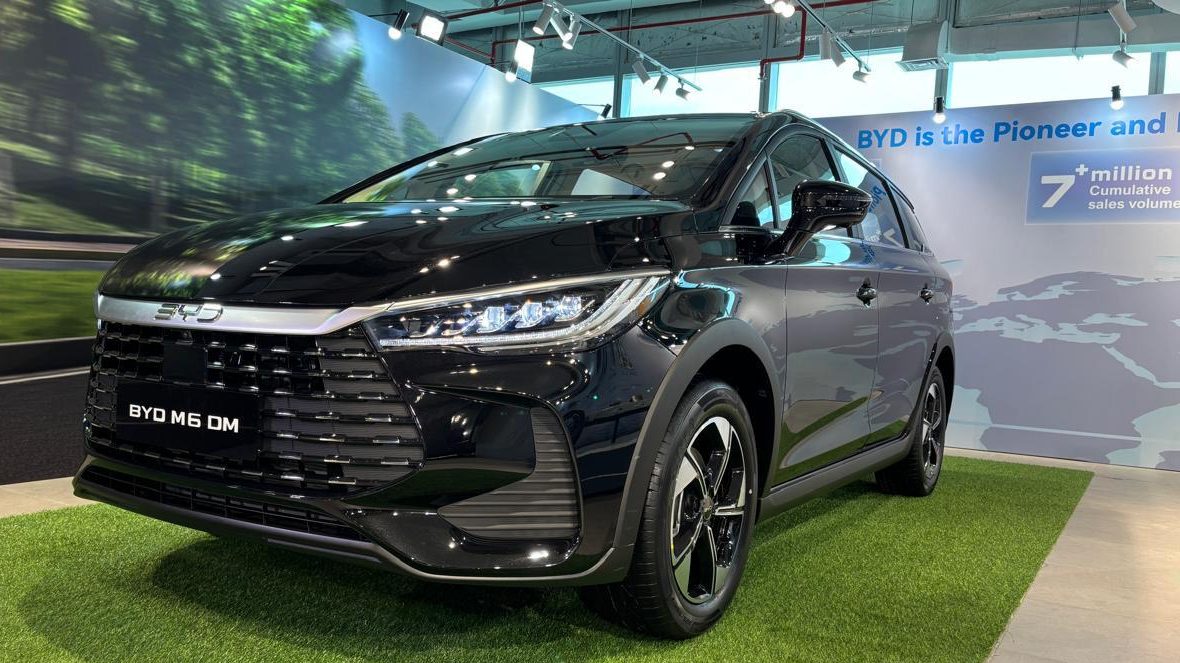 Mobil hybrid BYD M6 DM saat peluncuran resmi di Indonesia