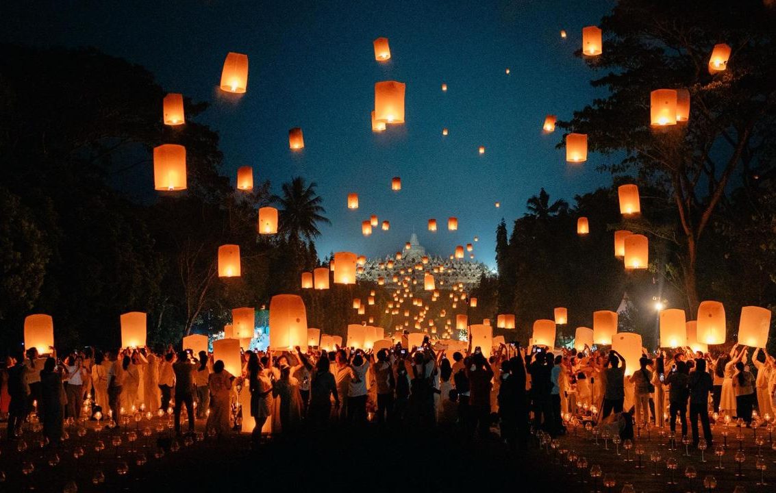 Umat Buddha mengikuti Peringatan Waisak di Borobudur 2026