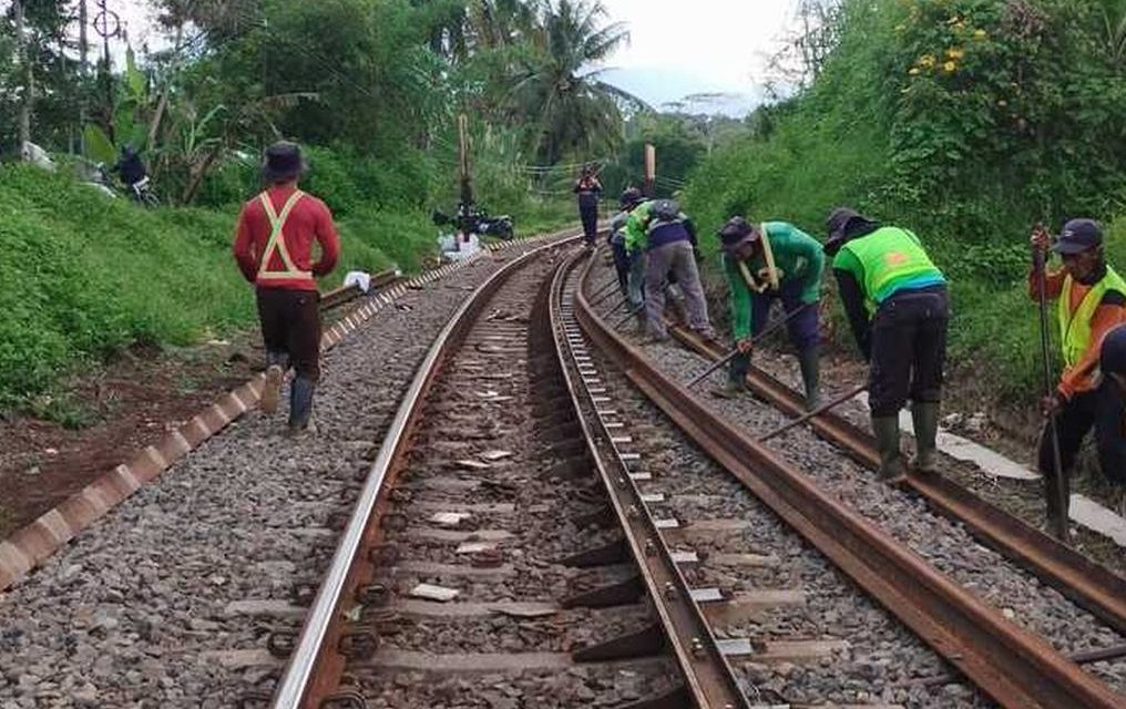Tingkatkan Keamanan Perjalanan, KAI Bandung Perbarui Jalur Rel