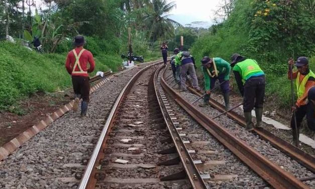 Tingkatkan Keamanan Perjalanan, KAI Bandung Perbarui Jalur Rel