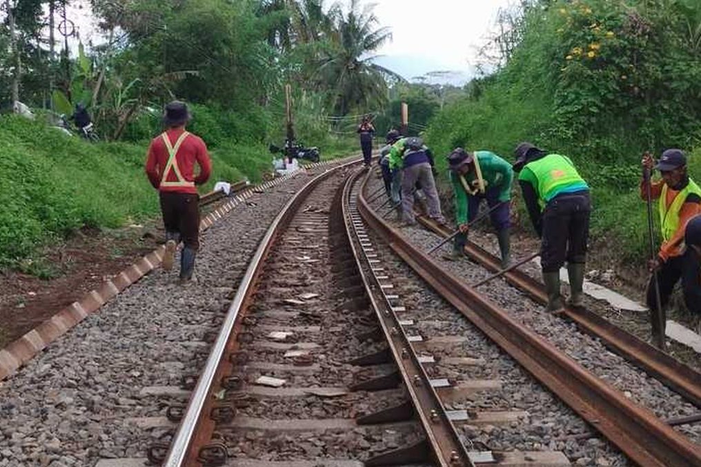 Petugas KAI Daop 2 Bandung mengganti rel kereta api