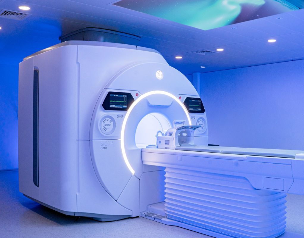Dokter memeriksa hasil pencitraan MRI 3 Tesla modern untuk mendeteksi gangguan saraf dan jantung secara lebih akurat