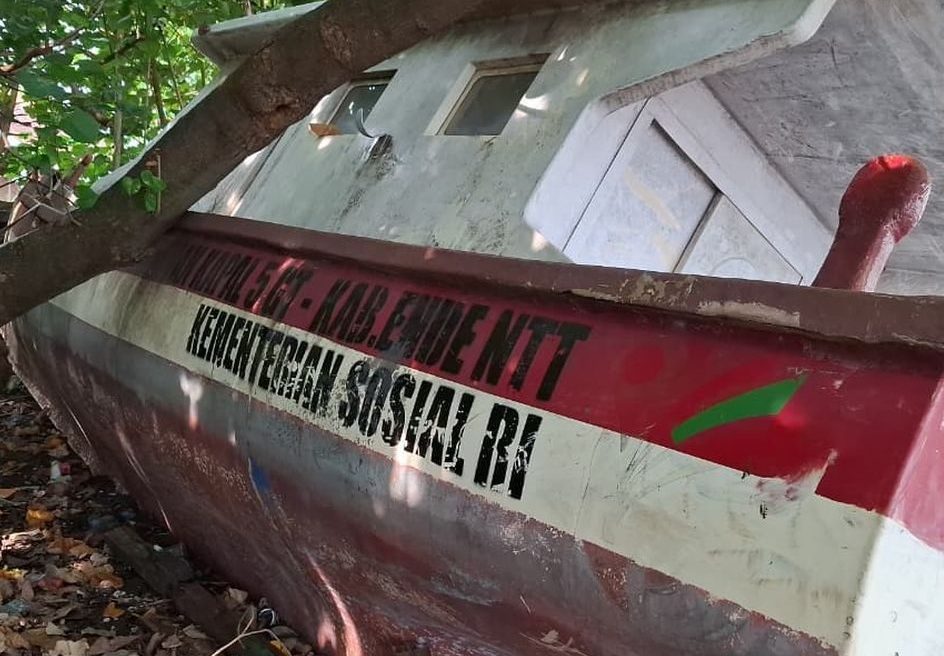 Penyidik menangkap eks pejabat Kemensos terkait korupsi bantuan kapal.