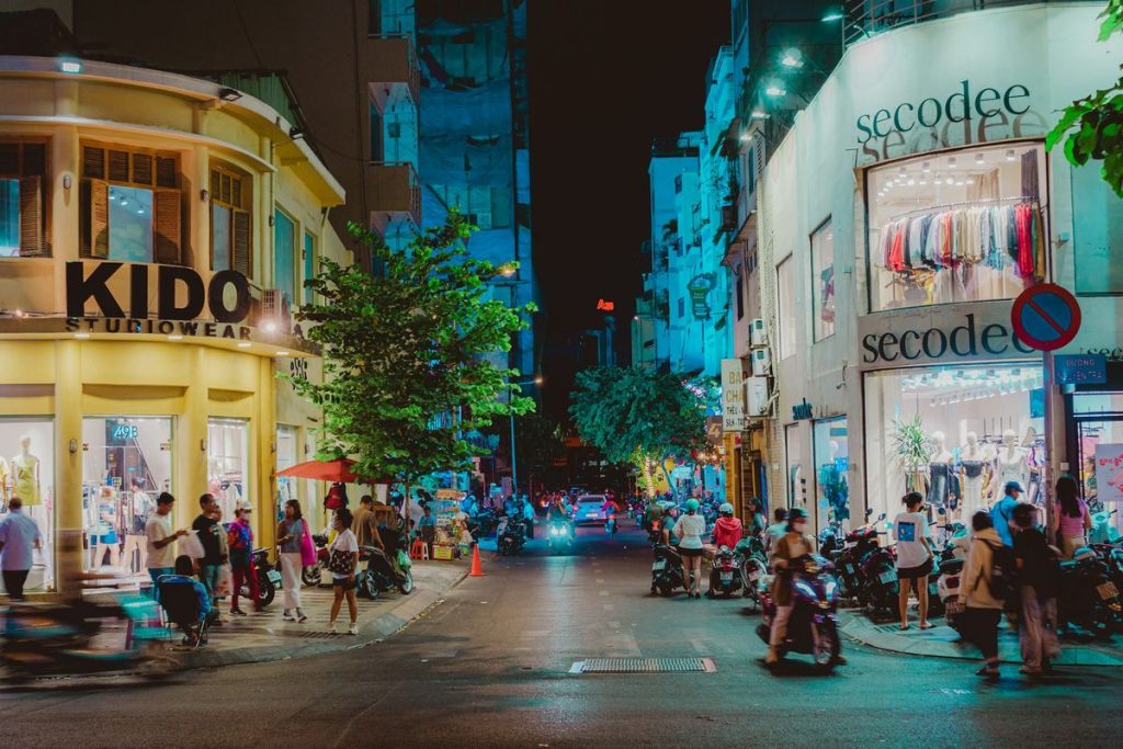 Suasana kawasan Old Quarter di Hanoi, Vietnam, yang menjadi destinasi favorit wisatawan Indonesia pada 2026.