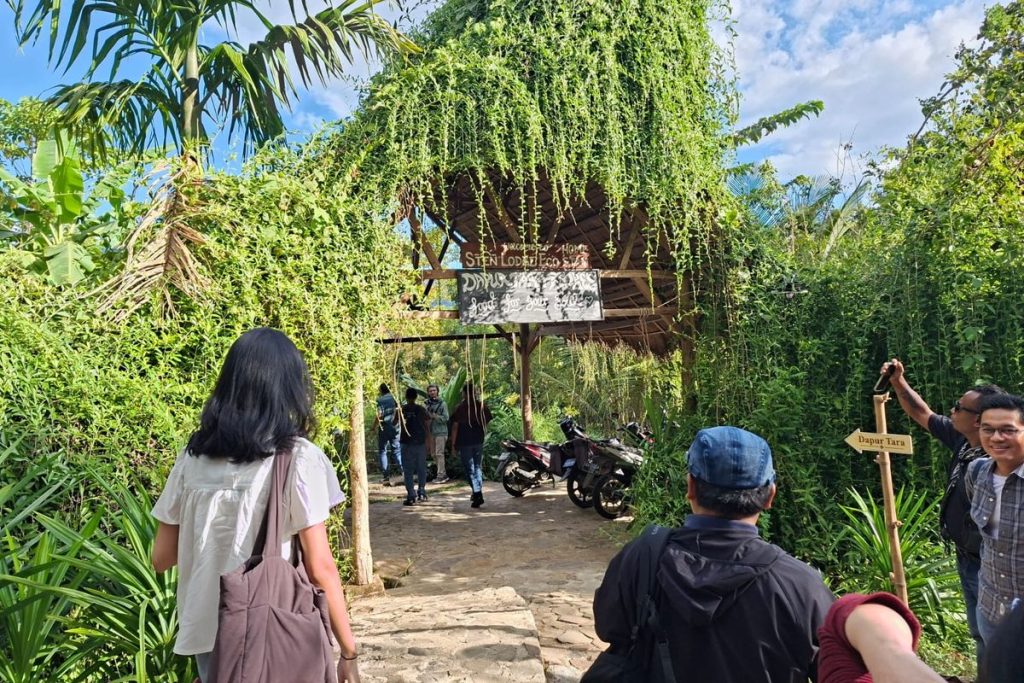 pengunjung menikmati hidangan khas di Dapur Tara Flores sambil mengenal tradisi gastronomi dan budaya masyarakat Manggarai.