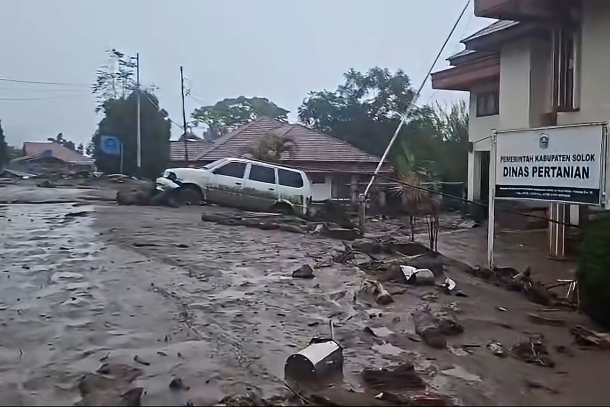 Banjir bandang dan longsor Solok